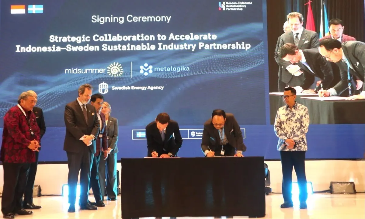 Midsummer and Metalogika representatives sign an Indonesia-Sweden industrial partnership agreement.