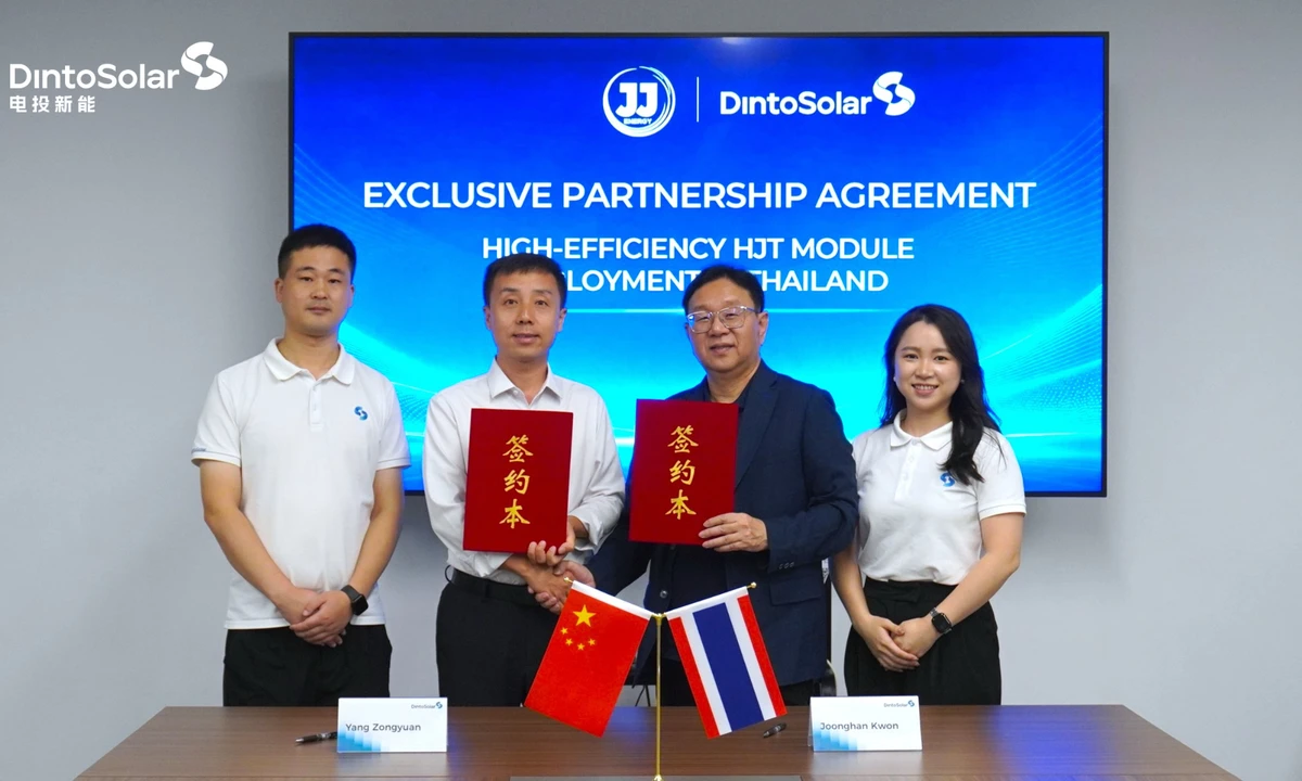 Dinto Solar and JJ Energy representatives at their partnership signing for Thailand rooftop projects.